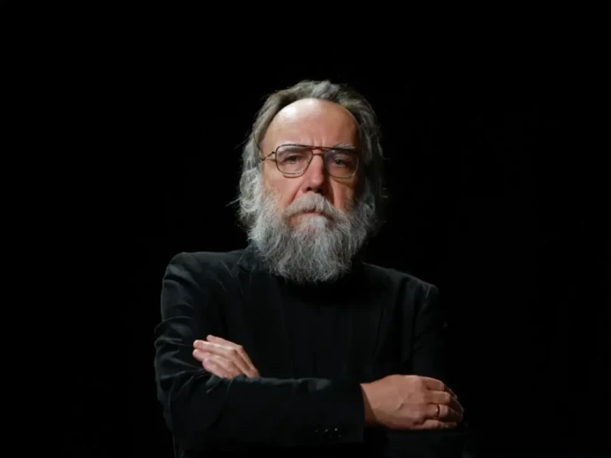 2022-08-23T083034Z_949828032_RC282W96P3SO_RTRMADP_3_UKRAINE-CRISIS-DUGINA-CARBOMB-MEMORIAL-1068x801